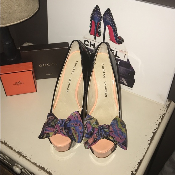 BRAND NEW Chinese Laundry Patent Heels W Bows 7.5 - Picture 7 of 8
